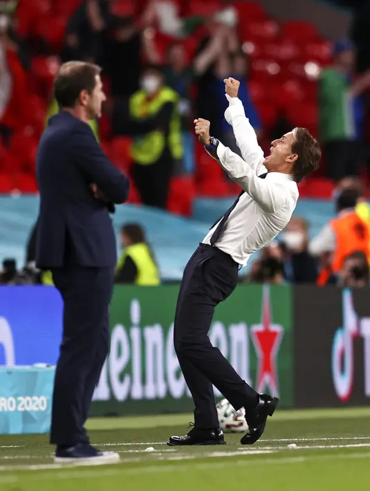 Manajer Italia Roberto Mancini (kanan) merayakan di samping manajer Austria Franco Foda (kiri) setelah pertandingan babak 16 besar Euro 2020 di Stadion Wembley, London, Inggris, Sabtu (26/6/2021). Italia menang 2-1. (Catherine Ivill/Pool via AP)