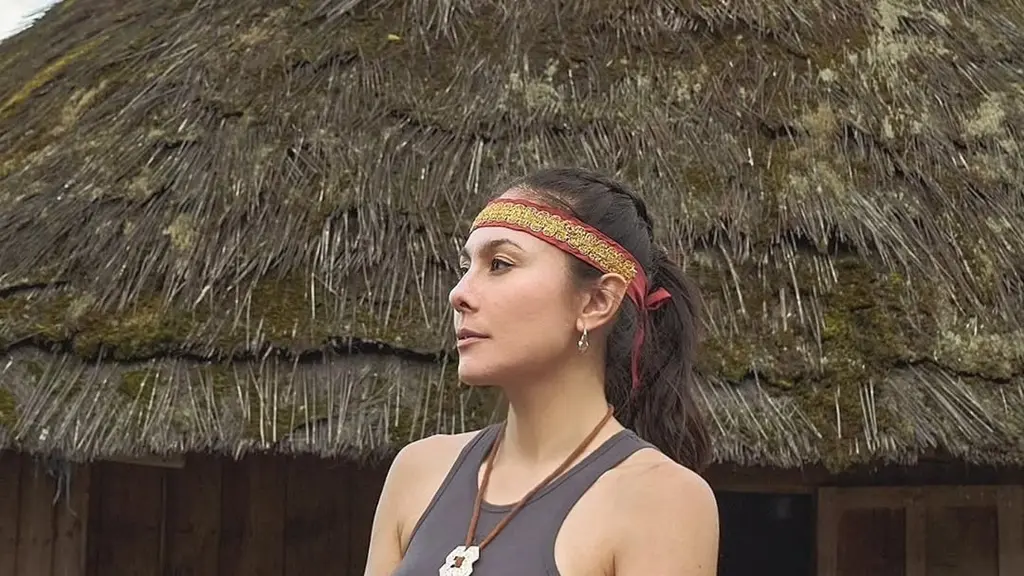 Dalam potret tersebut, Wulan Guritno tampil mengenakan kain Songke khas Manggarai, NTT berwarna hitam dengan taburan motif geometris berwarna cerah yang menjadi ciri ikonik tenun Flores. [@wulanguritno].