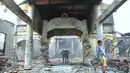 Warga saat melintas di Vihara Butong yang rusak akibat kebakaran, Tangerang, Banten, Jumat (19/2). Kebakaran untuk saat ini, diduga dari lilin yang berada di Vihara yang menyambet saluran listrik. (Liputan6.com/Faisal R Syam)