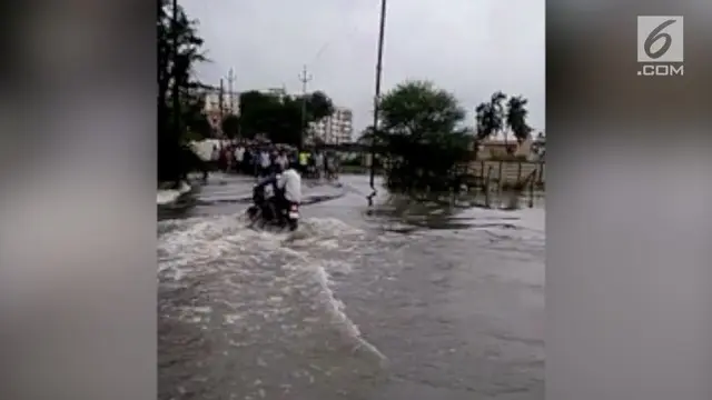 Pengemudi sepeda motor serta kendaraannya hanyut terseret arus deras banjir. Insiden ini terjadi di distrik Shivnath, India.