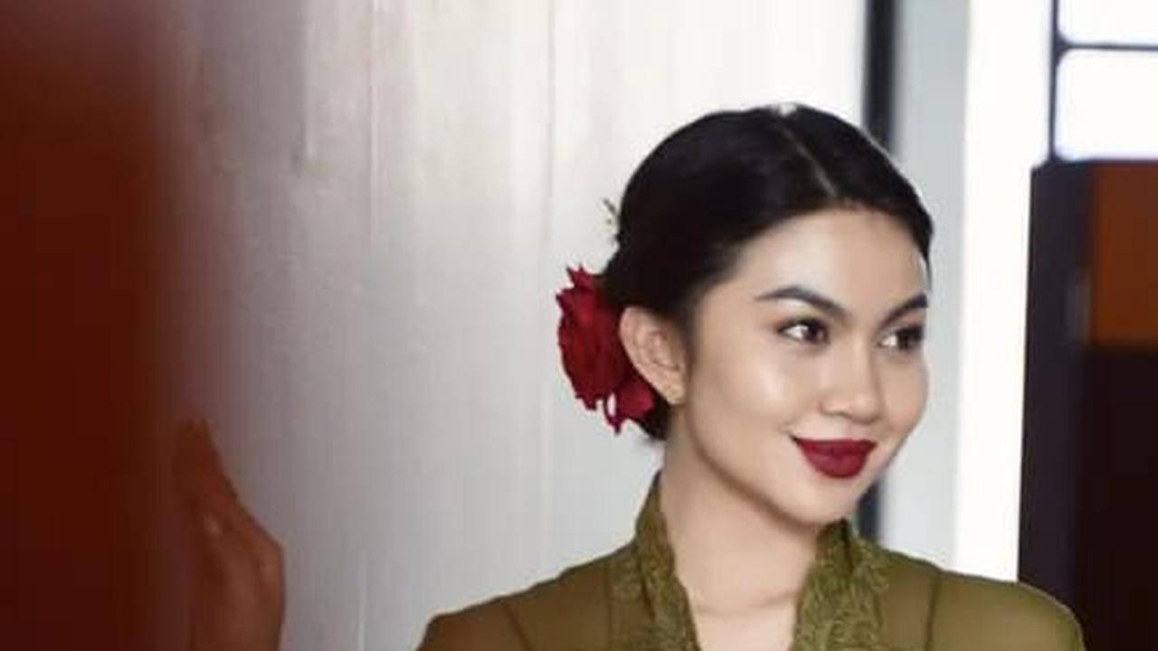 Potret Ariel Tatum dengan Busana Etnik Modern, Tampil Memukau