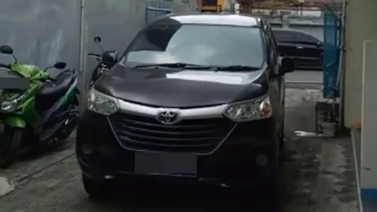Mobil parkir di tengah gang sempit (TikTok/@papazidan3)