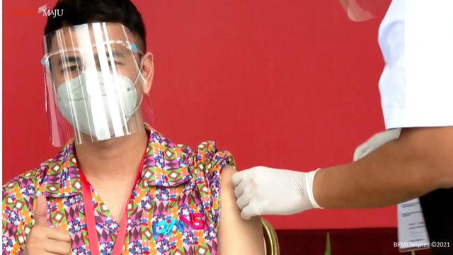 Raffi Ahmad terima vaksin. (tangkapan layar YouTube/ Sekretariat Presiden)