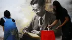 Dua mahasiswa seni di Thailand melukis gambar mendiang raja Raja Bhumibol Adulyadej di Universitas Silpakorn di Bangkok, Senin (17/10). Sejak wafatnya Raja Bhumibol, banyak warga memberikan macam-macam bentuk penghormatannya. (Reuters/Athit Perawongmetha)
