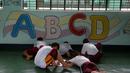 Sejumlah anak serius mengikuti kelas menggambar selama menjalani pemulihan di sebuah pusat rehabilitasi narkoba milik pemerintah di Taguig, Metro Manila, Filipina, (12/12). (REUTERS/Erik De Castro)