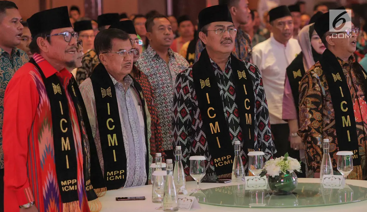 Wakil Presiden sekaligus Ketua Dewan Penasehat ICMI, Jusuf Kalla (kedua kiri), didampingi Ketua Umum ICMI Jimly Asshiddiqie, Sekjen Mohammad Jafar Hafsah, Bendahara Didit A Ratam pada acara Halalbihalal ICMI yang bertajuk Rekonsiliasi untuk Bangsa di Jakarta, Jumat (5/6/2019). (Liputan6.com/HO/Job)
