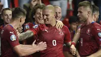 Striker Timnas Rep. Ceko, Zdenek Ondrasek, merayakan golnya ke gawang Timnas Inggris dalam kualifikasi Piala Eropa 2020 (12/10/2019). (AFP/Michal Cizek)