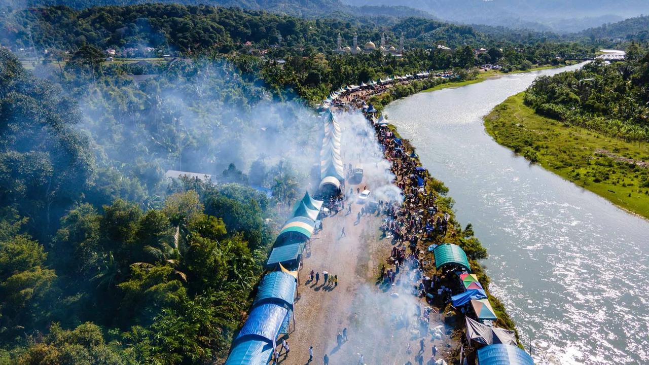 FOTO: Ribuan Warga Abdya Pecahkan Rekor Memasak Lemang Terbanyak