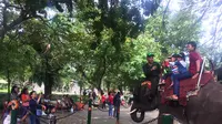Sebanyak 23 ribu pengunjung menyerbu Kebun Binatang Surabaya (KBS) selama libur panjang sejak Jumat hingga Minggu (16/4/2017). (Liputan6.com/Dian Kurniawan)
