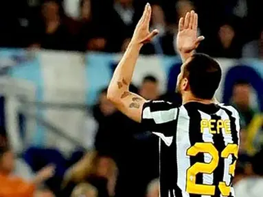 Winger Juventus Simone Pepe berselebrasi usai mencetak gol tunggal kemenangan atas Lazio pada lanjutan Serie A di Stadio Olimpico, Roma, 2 Mei 2011.AFP PHOTO/TIZIANA FABI