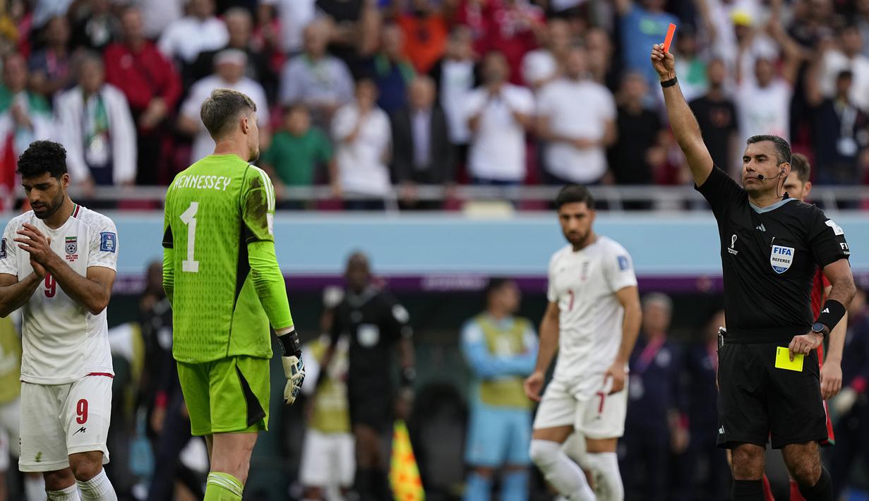 Akibat pelanggaran yang dilakukan, wasit memberikan kartu merah kepada Hennessey. Itu jelas membuat kerugian bagi timnas Wales dipenghujung babak kedua. (AP Photo/Pavel Golovkin)