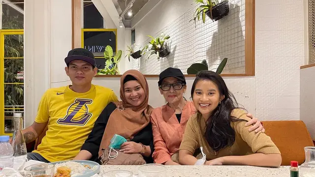 6 Potret Kebersamaan Karlie Fu Suami Ikke Nurjanah dan Anak Sambung