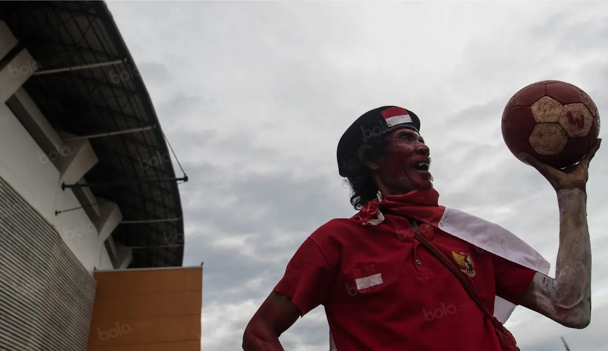 Seorang suporter yang mewarnai tubuhnya merah putih berpose sebelum menonton Timnas Indonesia yang akan bertanding melawan Vietnam di Stadion Pakansari, Jawa Barat, Sabtu (3/12/2016). (Bola.com/Vitalis Yogi Trisna)