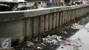 Ceceran sampah memenuhi pinggir kali di sisi Jalan Petojo Utara VI, Jakarta, Senin (26/12). Kali tersebut terlihat kotor akibat ceceran sampah limbah plastik, botol minuman ringan dan sterefoam. (Liputan6.com/Helmi Fithriansyah)