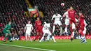 Pemain Liverpool Virgil van Dijk menyundul bola ke arah gawang West Ham pada pertandingan Liga Inggris di Stadion Anfield, Liverpool, Inggris, Senin (24/2/2020). Liverpool mengalahkan West Ham dengan skor 3-2. (AP Photo/Jon Super)