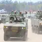 Iring iringan tank TNI saat peringatan HUT TNI ke-70 di Dermaga Indah Kiat, Cilegon, Banten, Senin (5/10/2015). HUT TNI Ke-70 ditandai atraksi tempur tiga matra TNI Angkata Darat, Laut dan Udara. (Liputan6.com/Faisal Fanani)