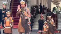 Gaya Jan Ethes kembaran dengan Gibran pakai pakaian adat Papua saat ikut upacara HUT ke-79 RI di Istana Merdeka. (Dok: TikTok&nbsp;https://www.tiktok.com/@thiaannisa?_t=8owN3pU5vRC&amp;_r=1)