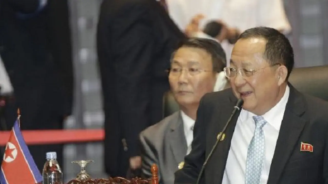 (depan) Menteri Luar Negeri Korea Utara Ri Yong-ho (AP)