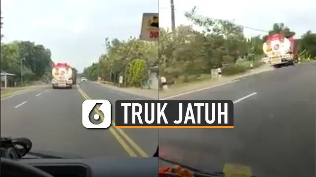 Truk jatuh dan terbalik di parit dekat rumah warga.