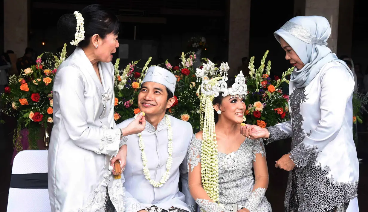 Momen bahagia ini telah ditunggu Fikha dan Lale sejak lama ini ternyata keduanya punya alasan memilih tanggal pernikahan yang bertepatan dengan Hari Raya Waisak ini. Bahkan pernikahan ini sempat diundur sejak bulan April lalu. (Nurwahyunan/Bintang.com)