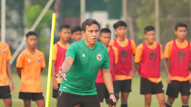 Pelatih Timnas Indonesia U-16, Bima Sakti, memantau proses seleksi untuk Piala AFF U-16 2021.