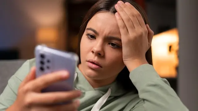 illustrasi bermain sosial media