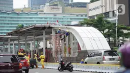 Pekerja menyelesaikan perbaikan halte-halte bus transjakarta koridor I yang rusak akibat dibakar massa saat unjuk rasa menolak UU Omnibus Law di Jakarta, Minggu (11/10/2020). Perbaikan total diperkirakan baru dapat selesai dalam lima pekan ke depan. (Liputan6.com/Immanuel Antonius)