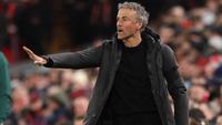 Pelatih kepala Paris Saint-Germain (PSG) asal Spanyol, Luis Enrique, memberi isyarat di pinggir lapangan selama pertandingan leg kedua perempat final Liga Champions UEFA antara Liverpool dan Paris Saint-Germain di Anfield, Liverpool, barat laut Inggris pada 15 April 2026. (FRANCK FIFE/AFP)