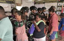 Masyarakat Papua Barat Daya Menangis, Ditinggal Prajurit TNI Selesai Tugas Setelah 14 Bulan Memburu OPM