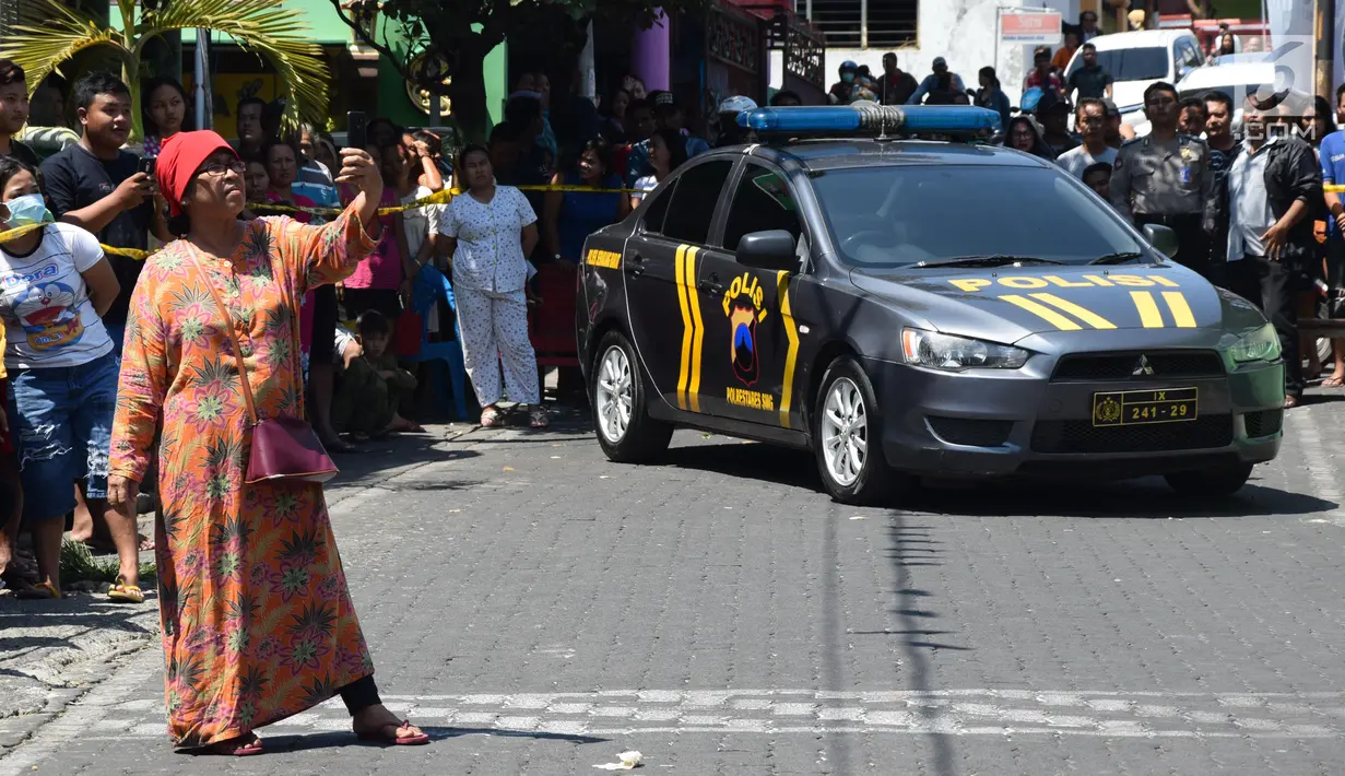 Warga berswafoto saat reka adegan pembunuhan di resos Argorejo Sunan Kuning Semarang, Jateng, Selasa (18/9). Pelaku dijerat Pasal 340 KUHP tentang Pembunuhan Berencana subsider Pasal 365 KUHP tentang Pencurian Disertai Kekerasan. (Liputan6.com/Gholib)