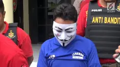 Dari setiap transaksi seks ini tersangka memperoleh imbalan Rp 100.000.
