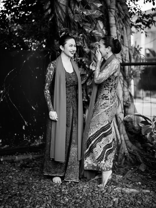 Di momen persiapan ini, yang membedakan penampilan keduanya adalah kain batik yang dikenakan sebagai rok. Happy Salma memilih batik bernuansa hitam dengan sentuhan warna cokelat dan merah. Sedangkan Ariel Tatum tampil mengenakan kain batik merah. [Foto: Instagram/armanfebryan]