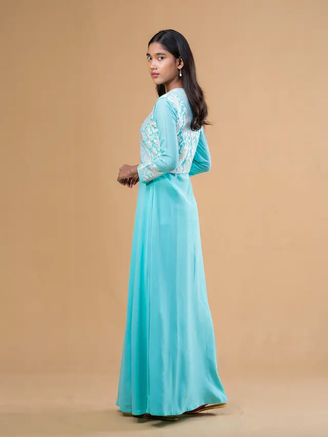 Model Baju Gereja Terusan Kombinasi Warna Pastel yang Elegan