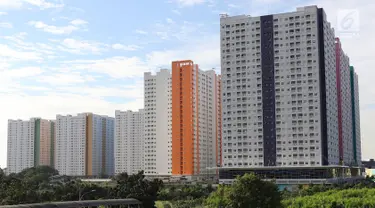 Suasana bangunan apartemen yang berjejer di Jakarta, Rabu (13/3). Semakin terbatasnya lahan kosong di Ibukota menjadikan hunian veertikal sebagai salah satu solusi bagi permasalahan pemukiman penduduk. (Liputan6.cpm/Immanuel Antonius)