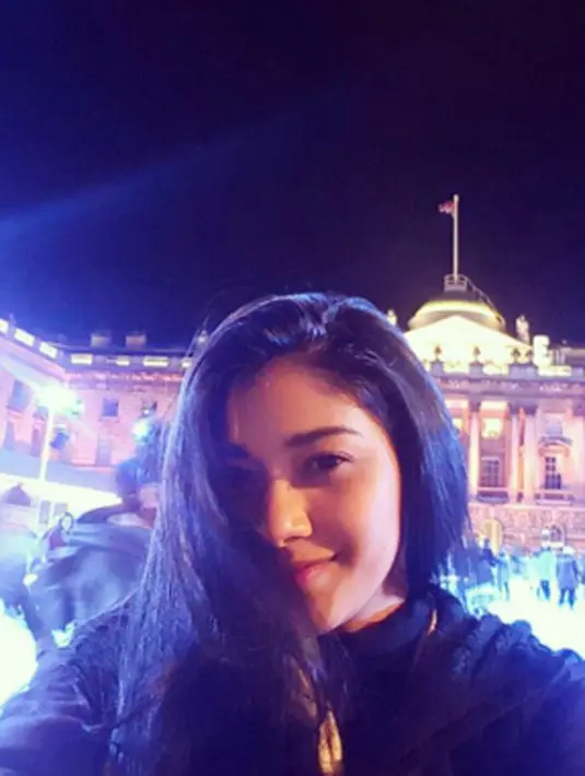 Pengalaman pertama yang tak terlupakan untuk Naysilla bisa bermain es skating dan menikmati dinginnya kota di Swiss. (viainstagram@naymirdad/Bintang.com)