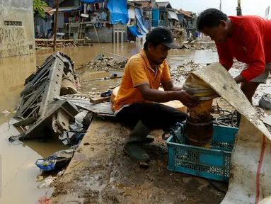 Petugas normalisasi Ciliwung memasang pompa penguras air, Kampung Pulo, Jakarta, Rabu (25/11/2015). Pompa tersebut untuk mempercepat penyurutan banjir di pemukiman Kampung Pulo. (Liputan6.com/Yoppy Renato)