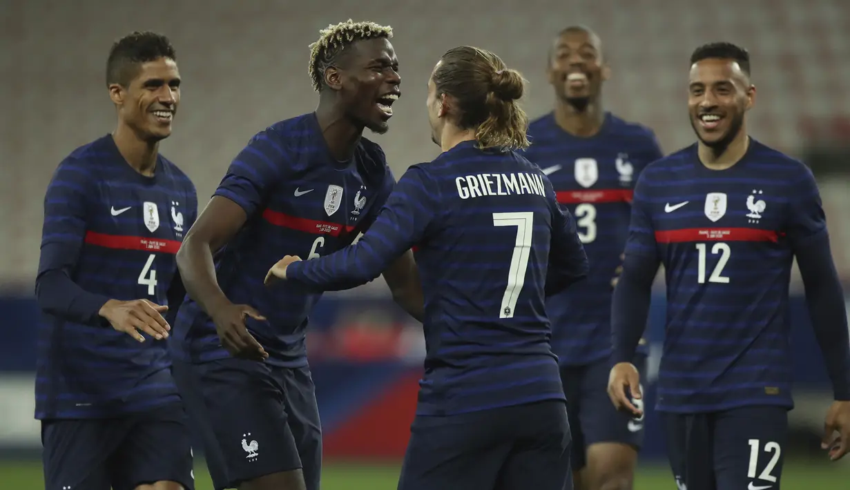 Para pemain Prancis merayakan gol kedua ke gawang Wales yang dicetak striker Antoine Griezmann (tengah) dalam laga uji coba menjelang berlangsungnya Euro 2020 di Allianz Riviera Stadium, Nice, Rabu (2/6/2021). Prancis menang 3-0 atas Wales. (AP/Daniel Cole)