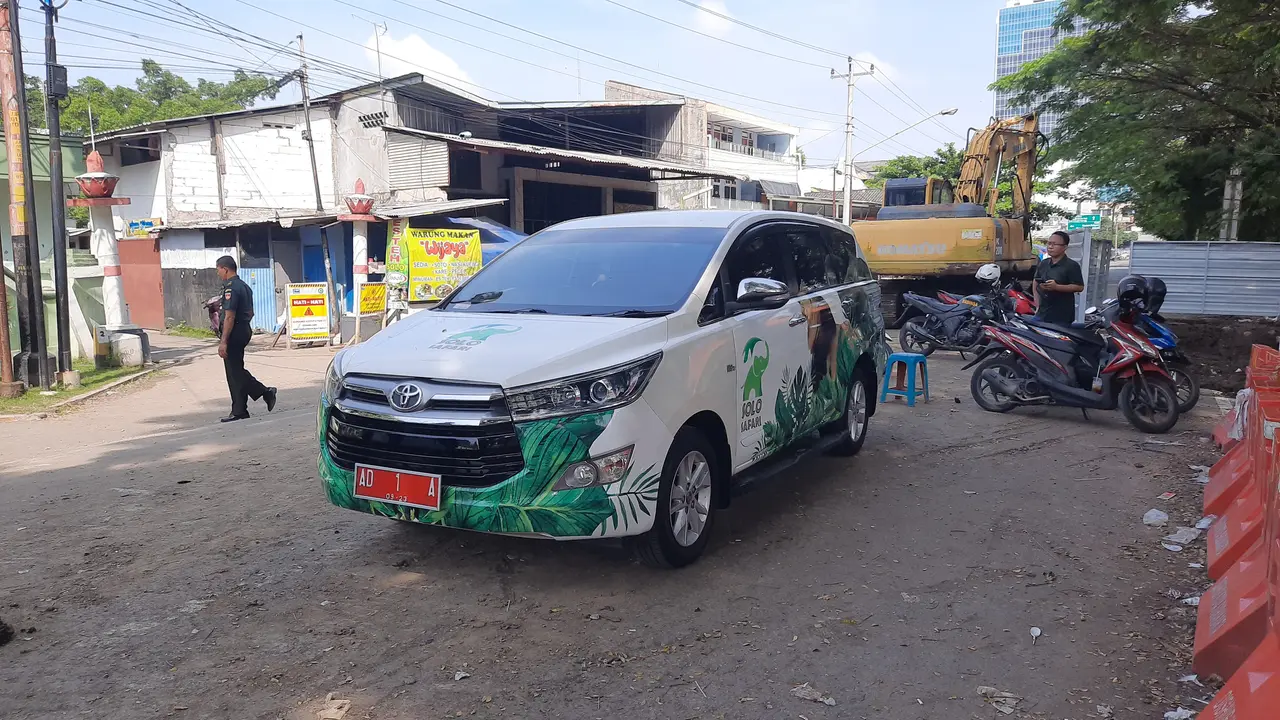 Mobil Dinas Gibran Parkir di Proyek Viaduk