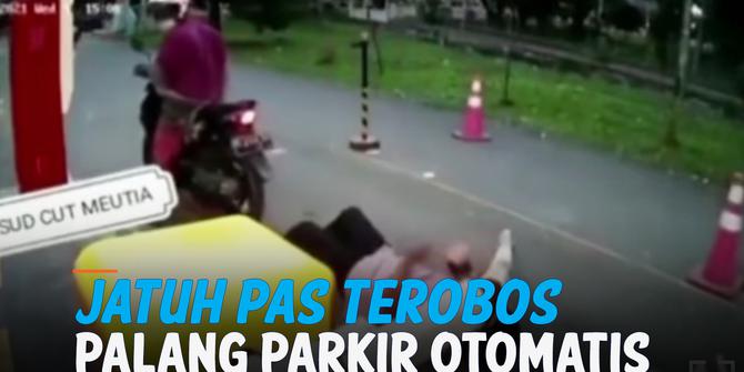 VIDEO: Emak-Emak Terobos Palang Parkir Otomatis, eh yang Dibonceng Jatuh