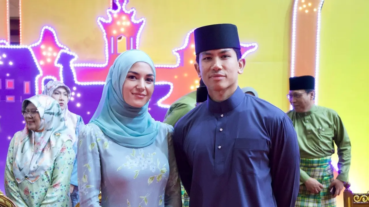 6 Pesona Menawan Anisha Rosnah Dibalut Baju Kurung Hijau Mint saat Halal Bihalal Bareng Ratusan Mahasiswa