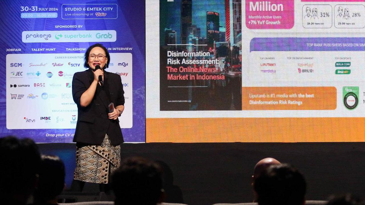 Pemimpin redaksi Liputan6.com Elin Yunita saat memberikan paparannya pada acara Emtek Education &amp; Career Festival 2024 di Studio 6 Emtek City, Studio Indosiar, Daan Mogot, Jakarta, Selasa (30/7/2024).&nbsp;Dalam kesempatan tersebut, Pemred Liputan6.co