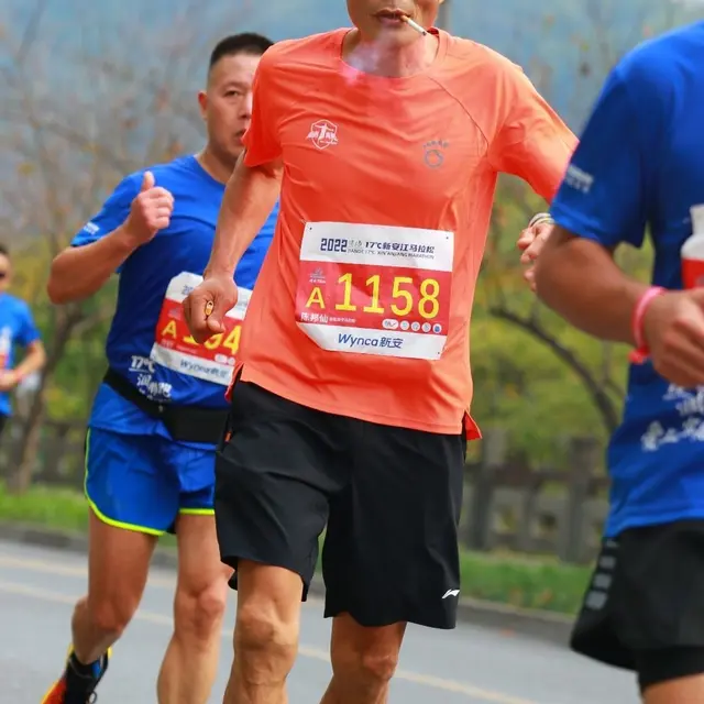 Lari Maraton Sambil Merokok, Aksi Pria Berusia 50 Tahun Ini Jadi Sorotan