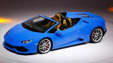 Pengunjung pameran mencoba Lamborghini LP 6104 Spyder Huracan  menjelang Frankfurt Motor Show (IAA), Jerman (14/9/2015). Lamborghini LP 6104 Spyder Huracan dibandrol 186,5 ribu euro atau senilai Rp 3 M (Reuters)