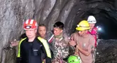 Para prajurit menyelamatkan seorang pekerja warga negara China dalam keadaan hidup dari sebuah terowongan saat operasi yang sedang berlangsung di proyek pembangkit listrik tenaga air Trishuli-3A di distrik Rasuwa, Nepal, Sabtu, 5 September 2026. (Angkatan Darat Nepal via AFP)