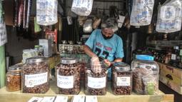 Budi menata buah kurma yang dijual di toko oleh-oleh haji di Jalan Raya Pondok Gede, Jakarta, Rabu (21/7/2021). Budi mengungkapkan penjualan oleh-oleh pada bulan Haji anjlok hingga 80 persen sejak pemerintah melarang kegiatan ibadah ke Tanah Suci. (merdeka.com/Iqbal S. Nugroho)