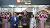 Managing Director Sinar Mas, Ferry Salman (kiri) bersama Direktur Utama Bank Sinarmas, Frenky Tirtowijoyo (tengah) saat Peresmian Kantor Cabang Utama Bank Sinarmas Prioritas di Sinar Mas Land Plaza,&nbsp;Jakarta&nbsp;Pusat. (Dok Sinar Mas)