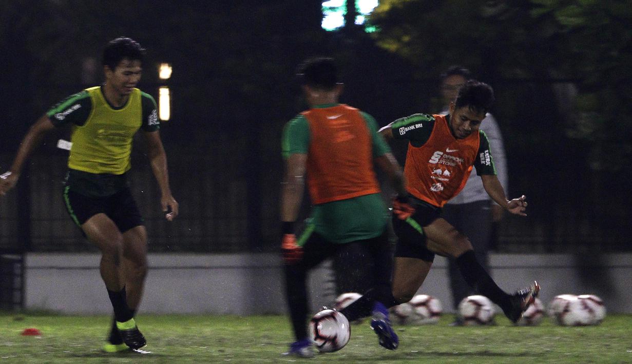 Pemain Timnas Indonesia, Andik Vermansah, mengontrol bola saat latihan di Lapangan ABC Senayan, Jakarta, Jumat (7/6). Latihan ini persiapan jelang laga persahabatan melawan Yordania. (Bola.com/Yoppy Renato)
