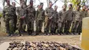 Tentara etnis Armenia berdiri sebelum upacara pembaptisan di sebuah kamp militer dekat garis depan konflik di wilayah separatis Nagorno-Karabakh, Azerbaijan, Senin (2/11/2020). Pasukan Armenia dan Azerbaijan saling menyalahkan atas serangan baru selama perebutan Nagorno-Karabakh. (AP Photo)