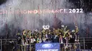 Tim Paris Saint Germain merayakan gelar juara Liga 1 Prancis dengan mengangkat trofi usai pertandingan akhir musim melawan Metz di stadion Parc des Princes di Paris, Prancis, Minggu (22/5/2022). PSG pesta lima gol ke gawang Metz. (AP Photo/Michel Spingler)