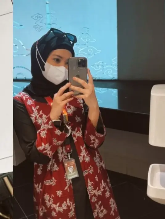 Sempat jadi sorotan, Dewi Paramita kini makin dikenal lewat berbagai endorsement dan bintang iklan. Wanita kelahiran 16 September 1994 ini juga merupakan seorang lulusan Sarjana Hukum. (Liputan6.com/IG/@parramitha)